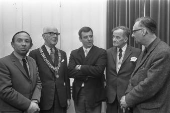 Uitreiking prijzen Jan Campertstichting in Raadzaal Den Haag op 13 mei 1968; Paul de Wispelaere, burgemeester Kolfschoten, Jeroen Brouwers, Adriaan Roland Holst en Jozef Eyckmans. 