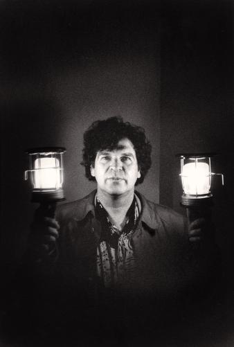 Portret van A.F.Th. van der Heijden, thuis in Amsterdam, 1996.