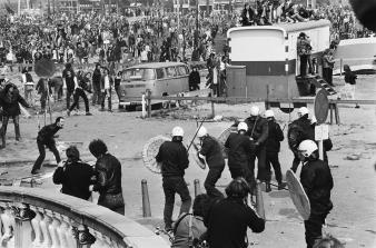 Foto van Mobiele Eenheid op de Blauwbrug. Rellen in Amsterdam tijdens de inhuldiging van koningin Beatrix, 30 april 1980.