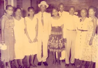 Frank temidden van zijn familie voordat hij naar Nederland vertrekt om te gaan studeren. Curaçao, 1955.