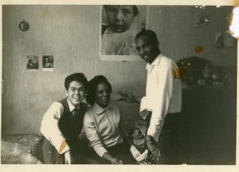 Frank Martinus (rechts) in zijn studententijd in Leiden.