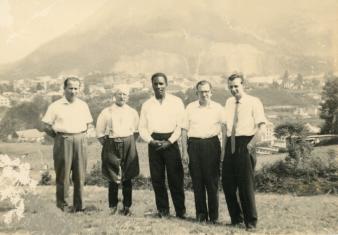 Frank Martinus tussen de fraters in Lourdes tijdens zijn bezoek in 1958. Onder meer dit bezoek gaf hem de stof voor zijn roman Nobele Wilden.