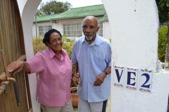 Frank Martinus Arion met zijn vrouw Trudi Guda voor hun huis in Willemstad, 1 mei 2014.