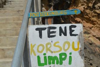 Opschrift in het Papiamentu bij Fort Beekenburg op Curaçao: Houd Curaçao schoon.