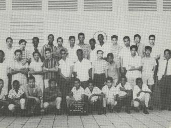 Klassenfoto met Edgar Cairo op de achterste rij